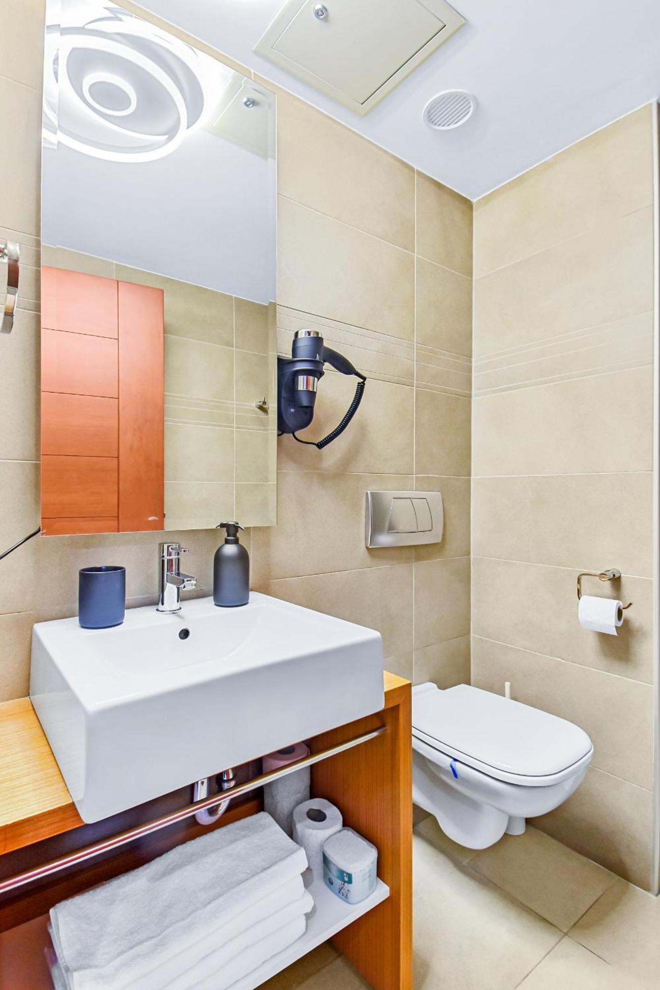 Central Studio With Balcony And Self Check-In Rh Living Bucarest Esterno foto